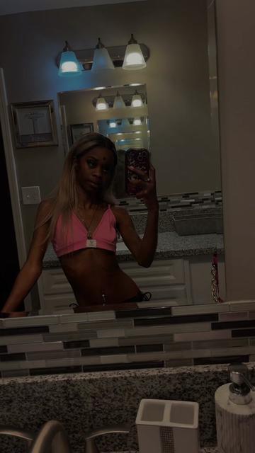 @petitepeezy