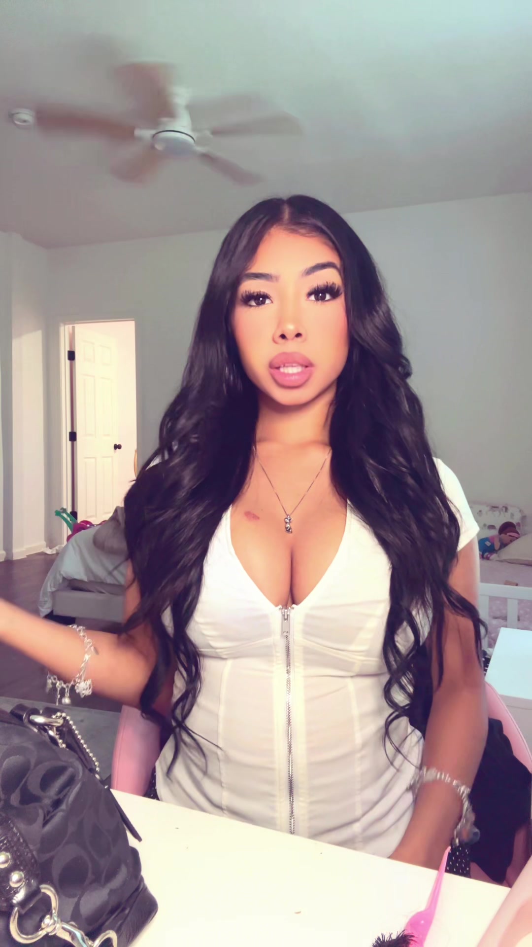 @𝒱