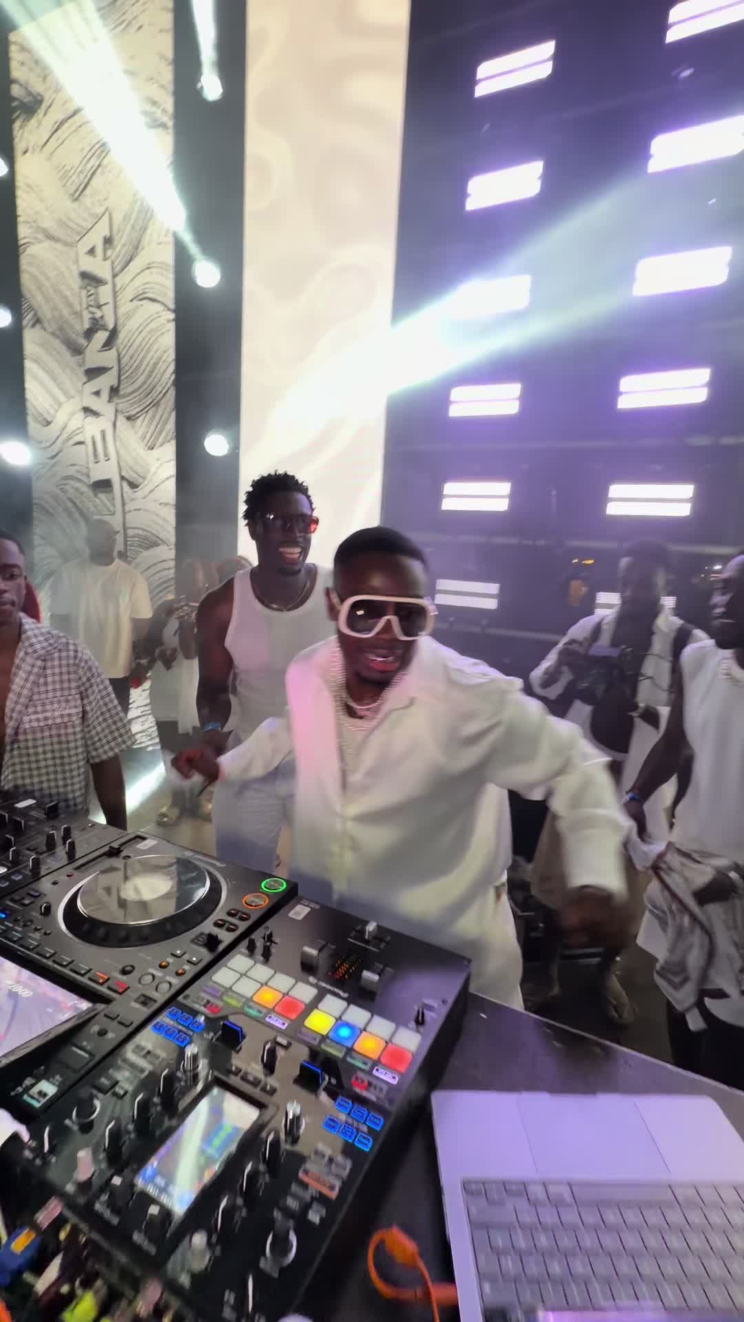 @DJ Phaphane