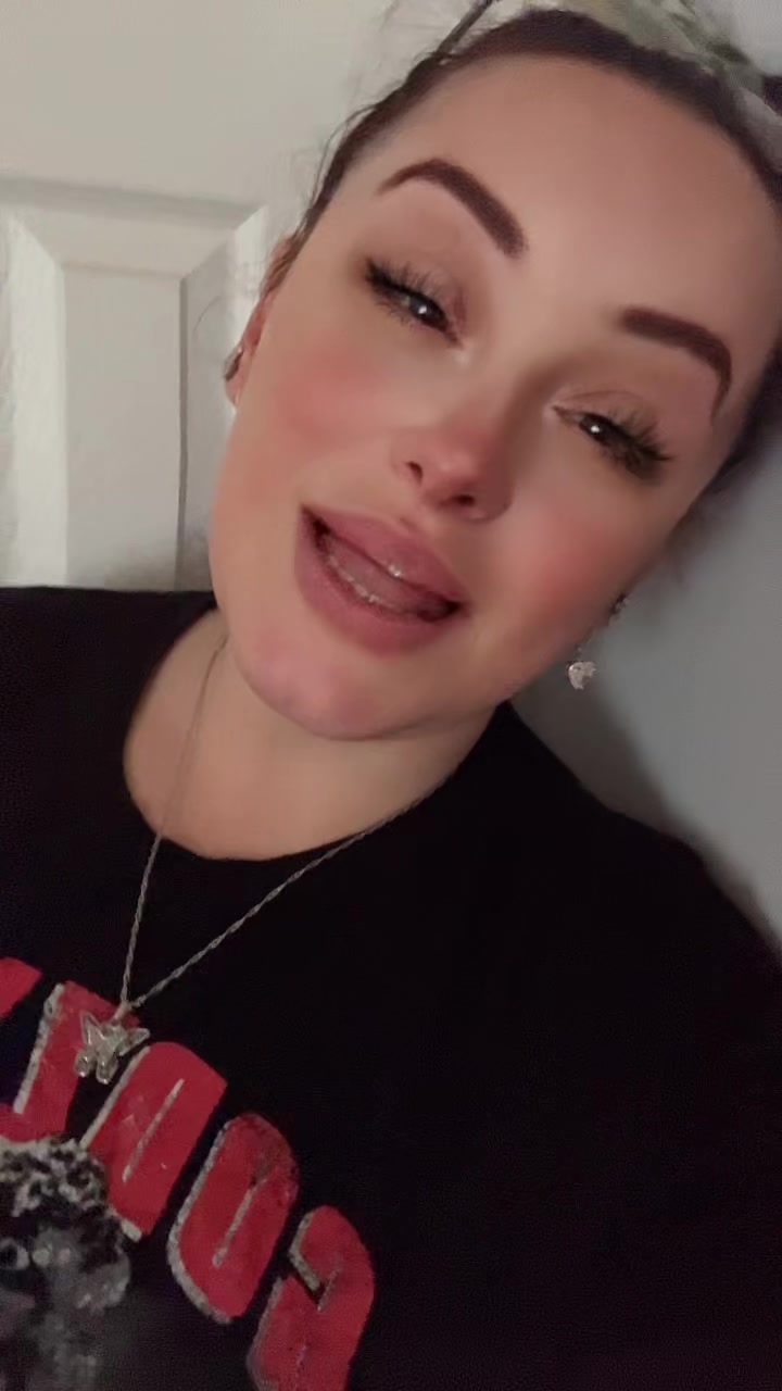 @JustASmallTownGirl🩷💜