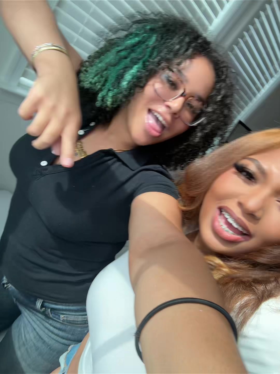 @1tealhairedgirll