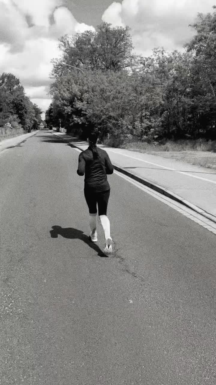 @&Lambda;NTJ&Xi; &bull;V&Lambda;R&Oslash;s RUNN&Xi;R GIRL&bull;