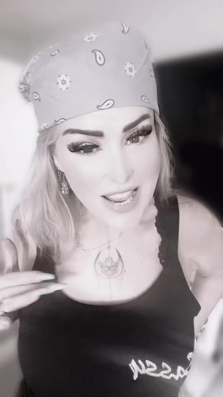 @Sissi Sinner😈