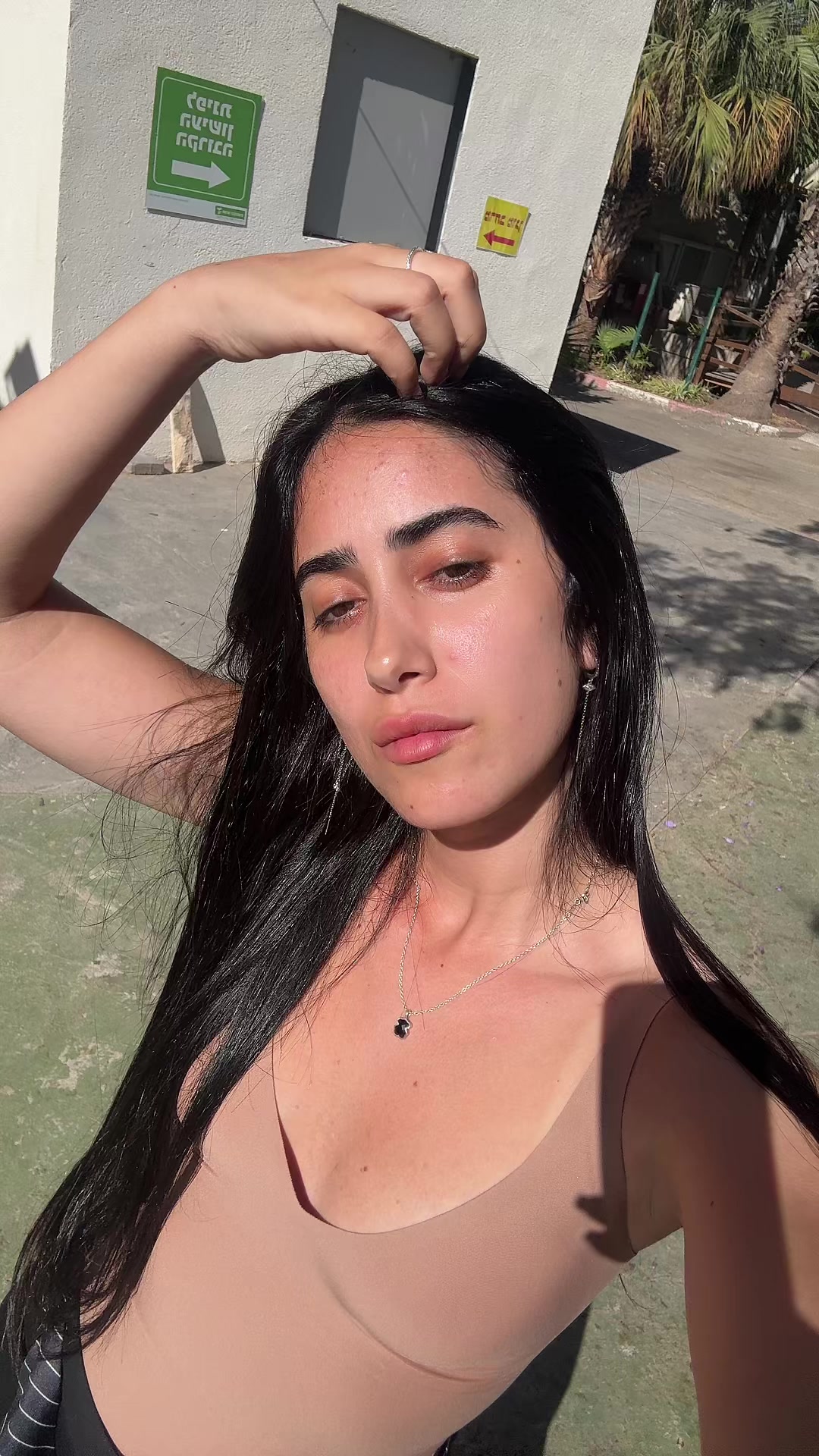 @R;)