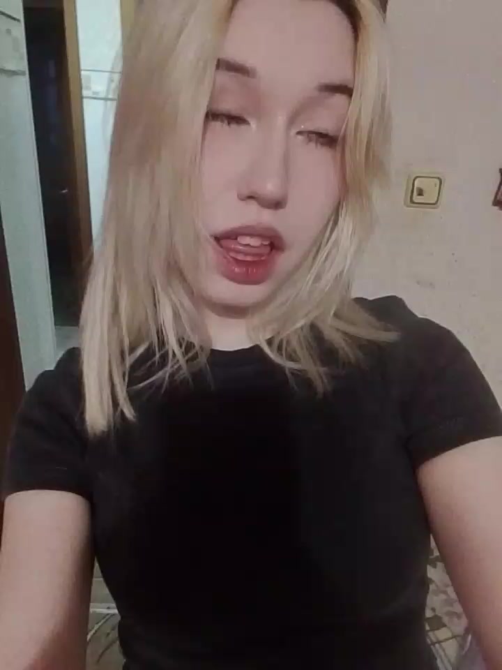 @)