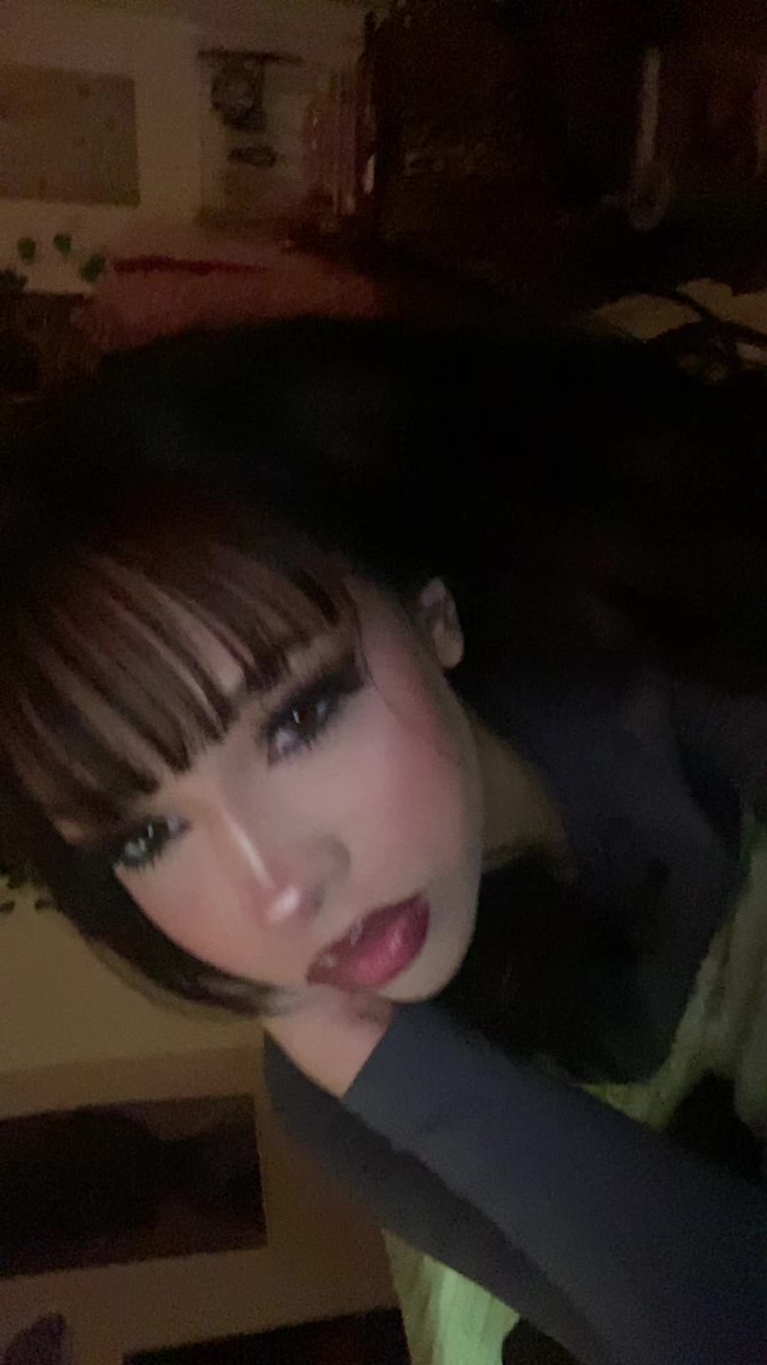 @•
