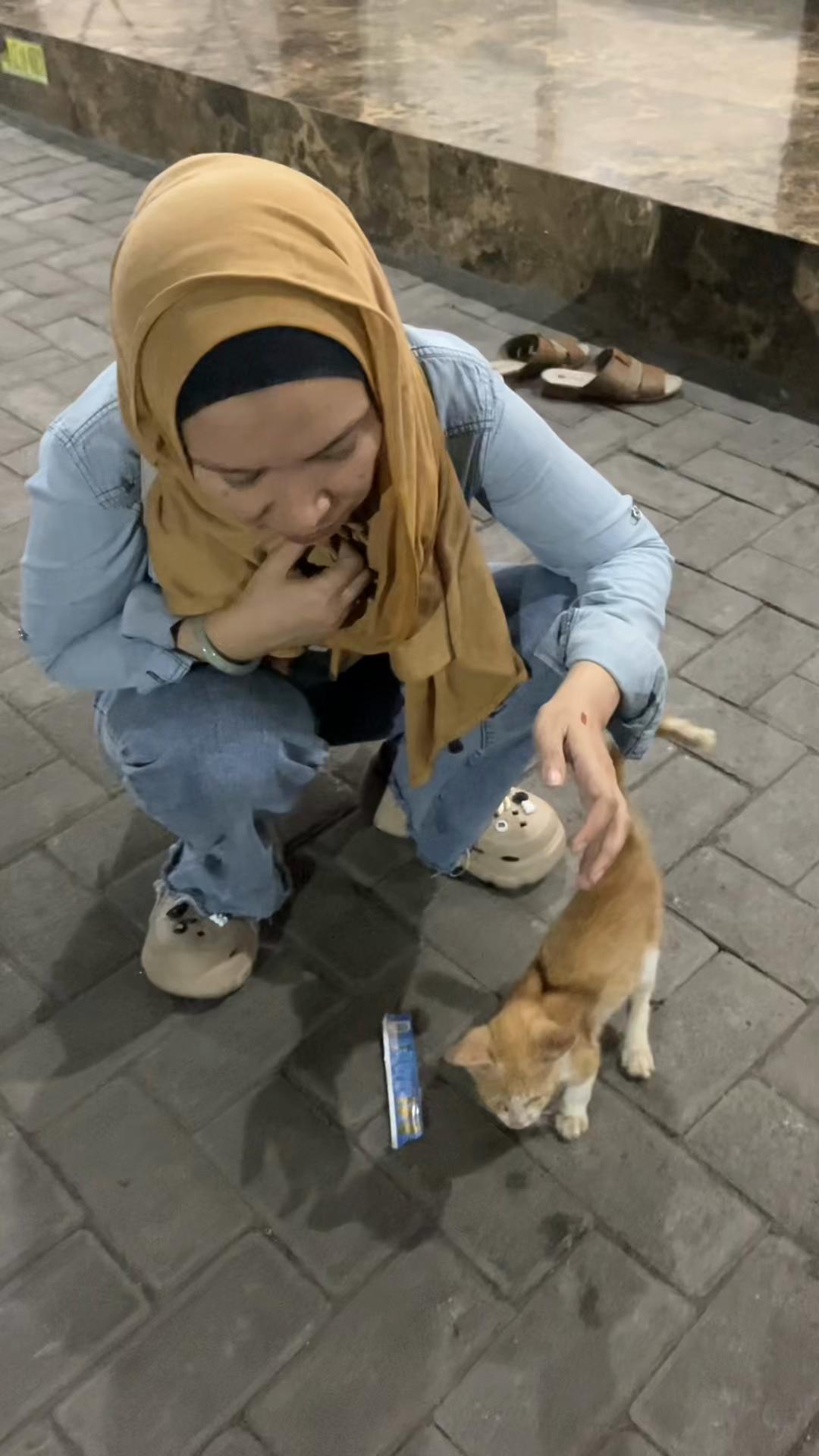 @LELI si paling TAS dan SANDAL