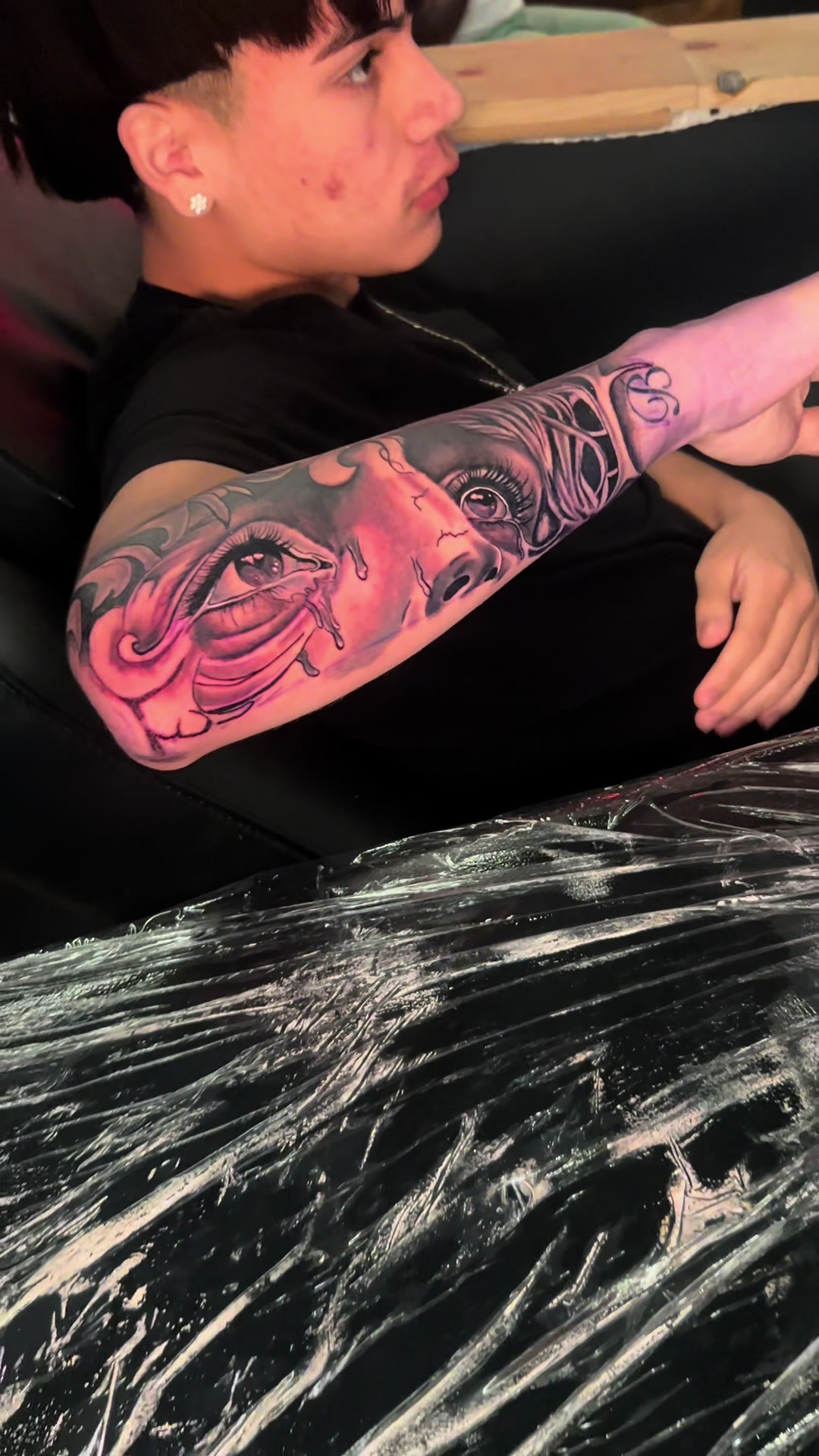 @Mike Tattoo artist