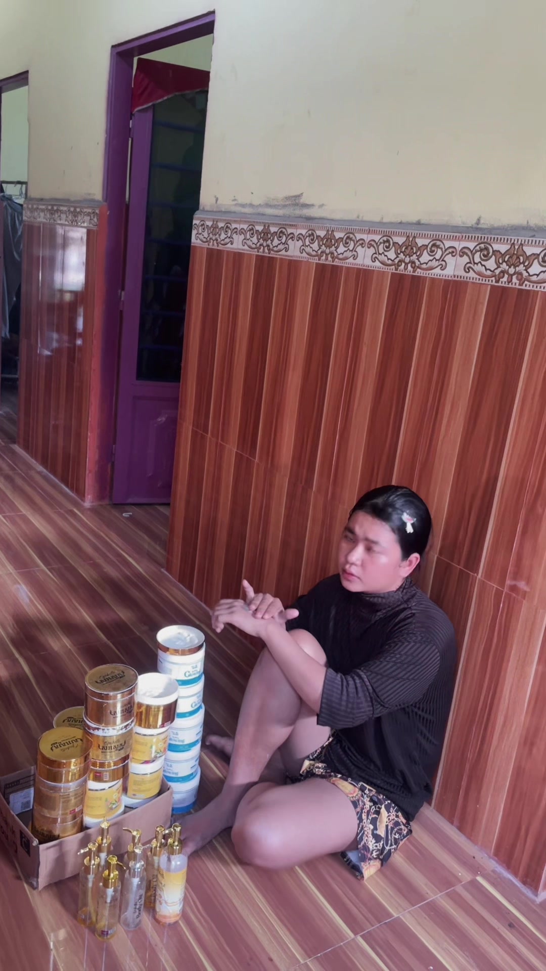 @👩&zwj;🦳🇰🇭👱&zwj;♂️🇻🇳