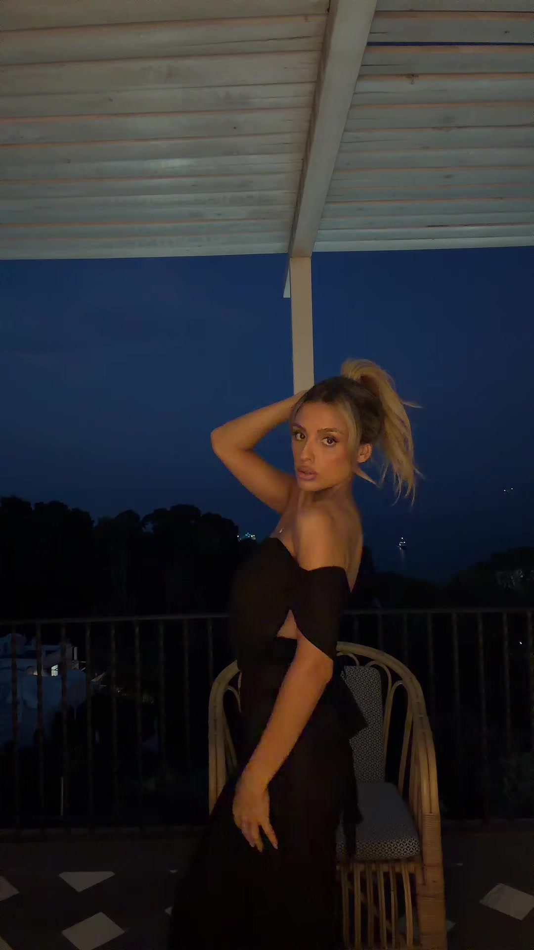 @Ava