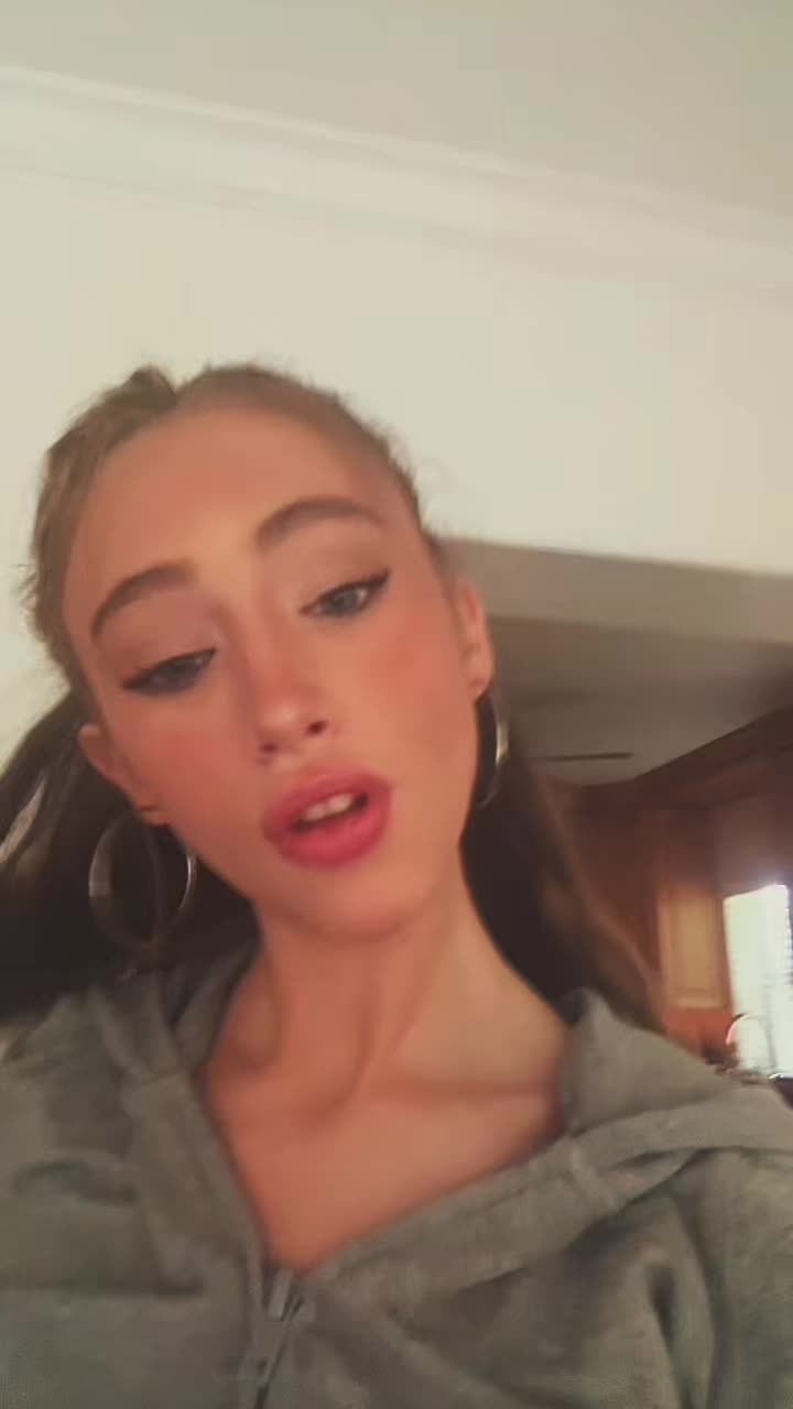 @𝐸𝓈𝓉𝒽𝑒𝓇 𝐹𝓇𝒶𝓎𝒹𝒶 🧁