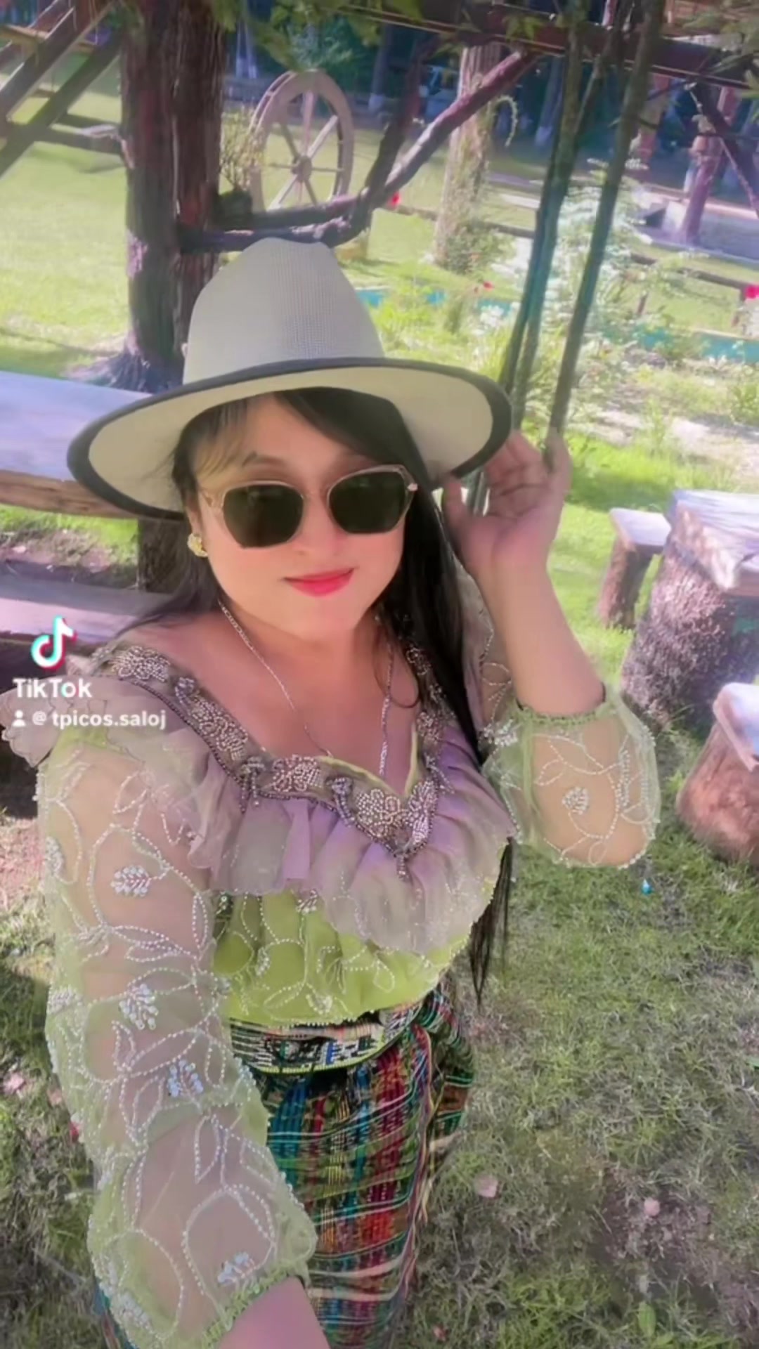 @Típicos Saloj