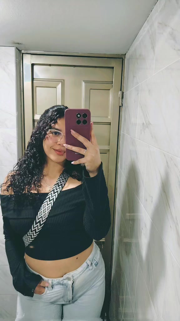 @Mónica🖤.