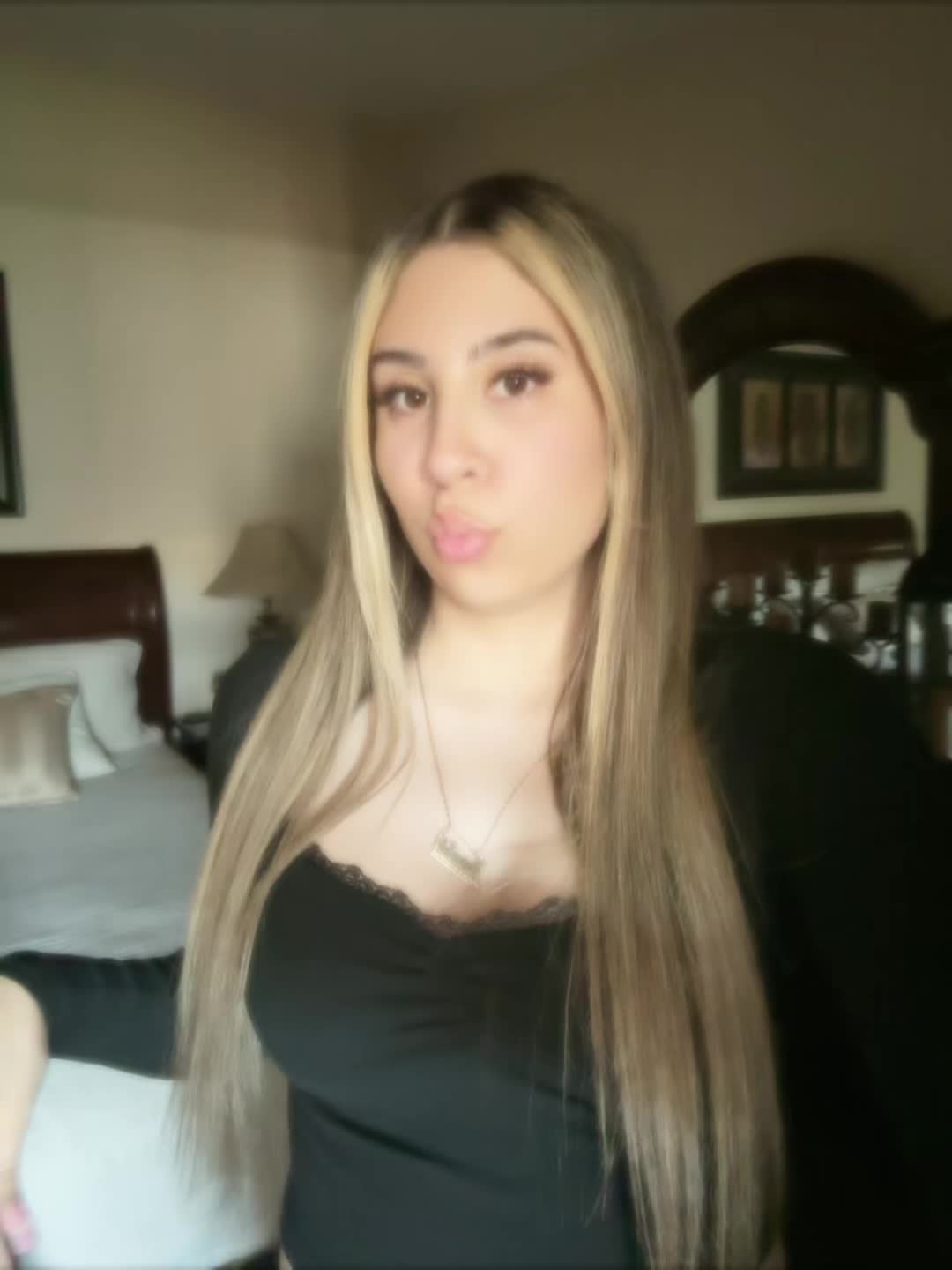 @𝒜𝓃𝒶𝒽𝒾 🩰