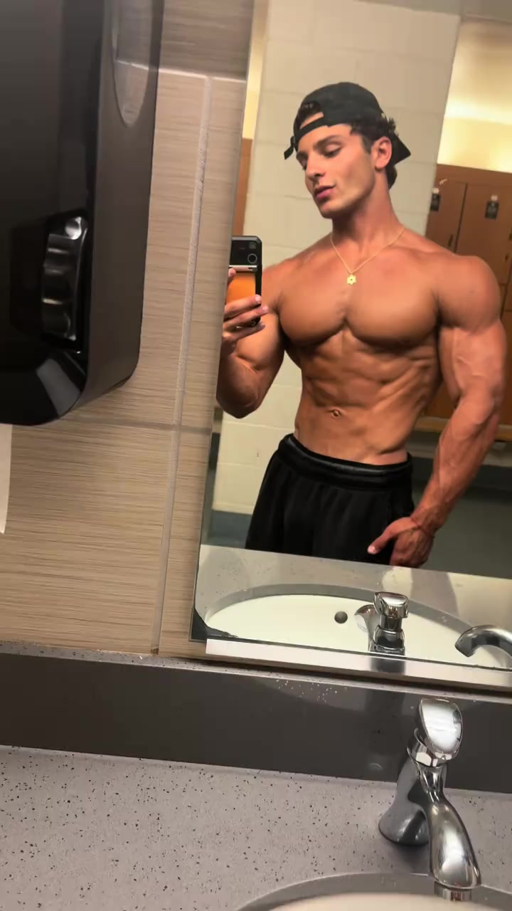 @alexaaronn