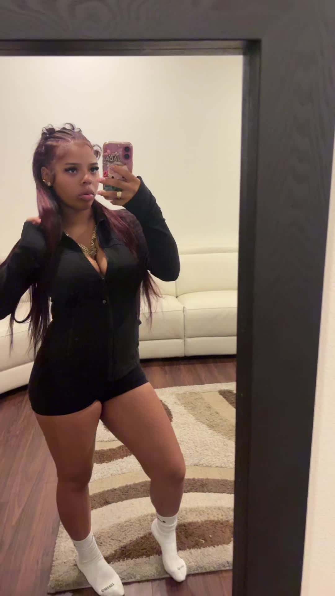@🚶🏽&zwj;♀️
