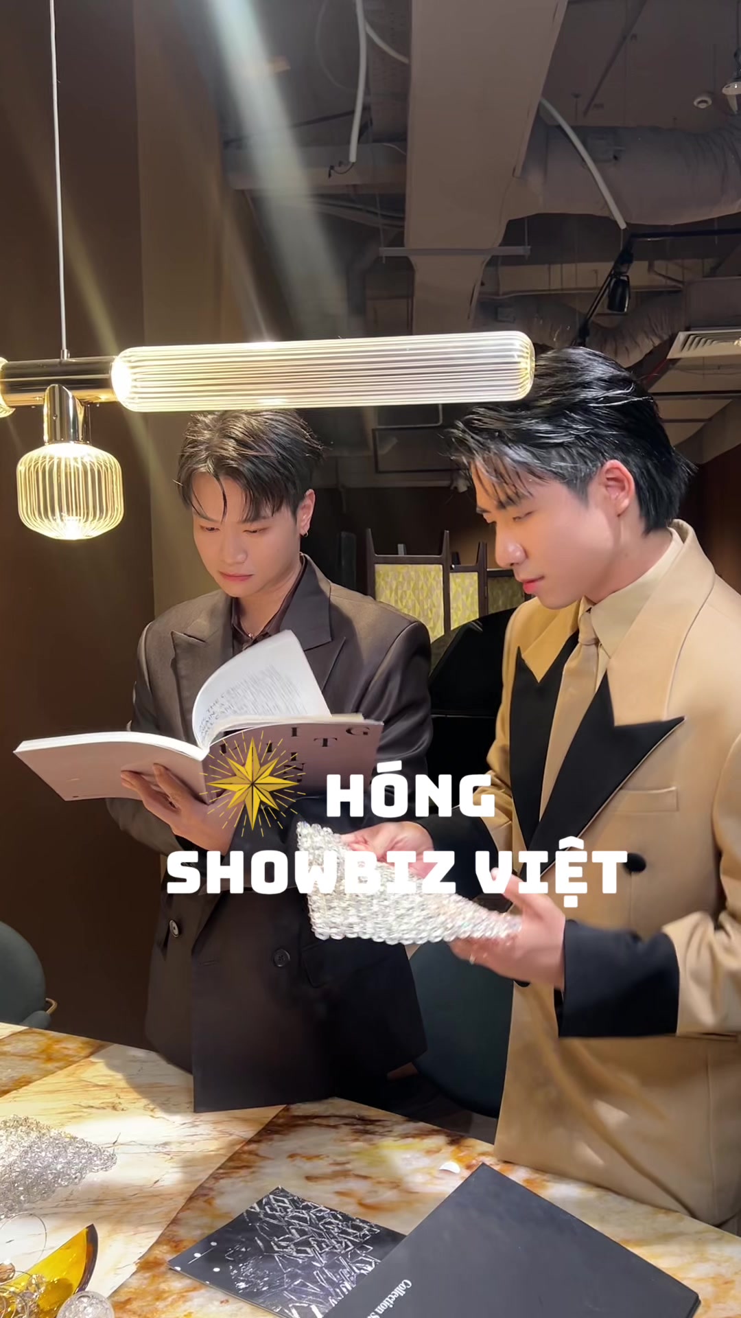 @H&oacute;ng Showbiz Việt