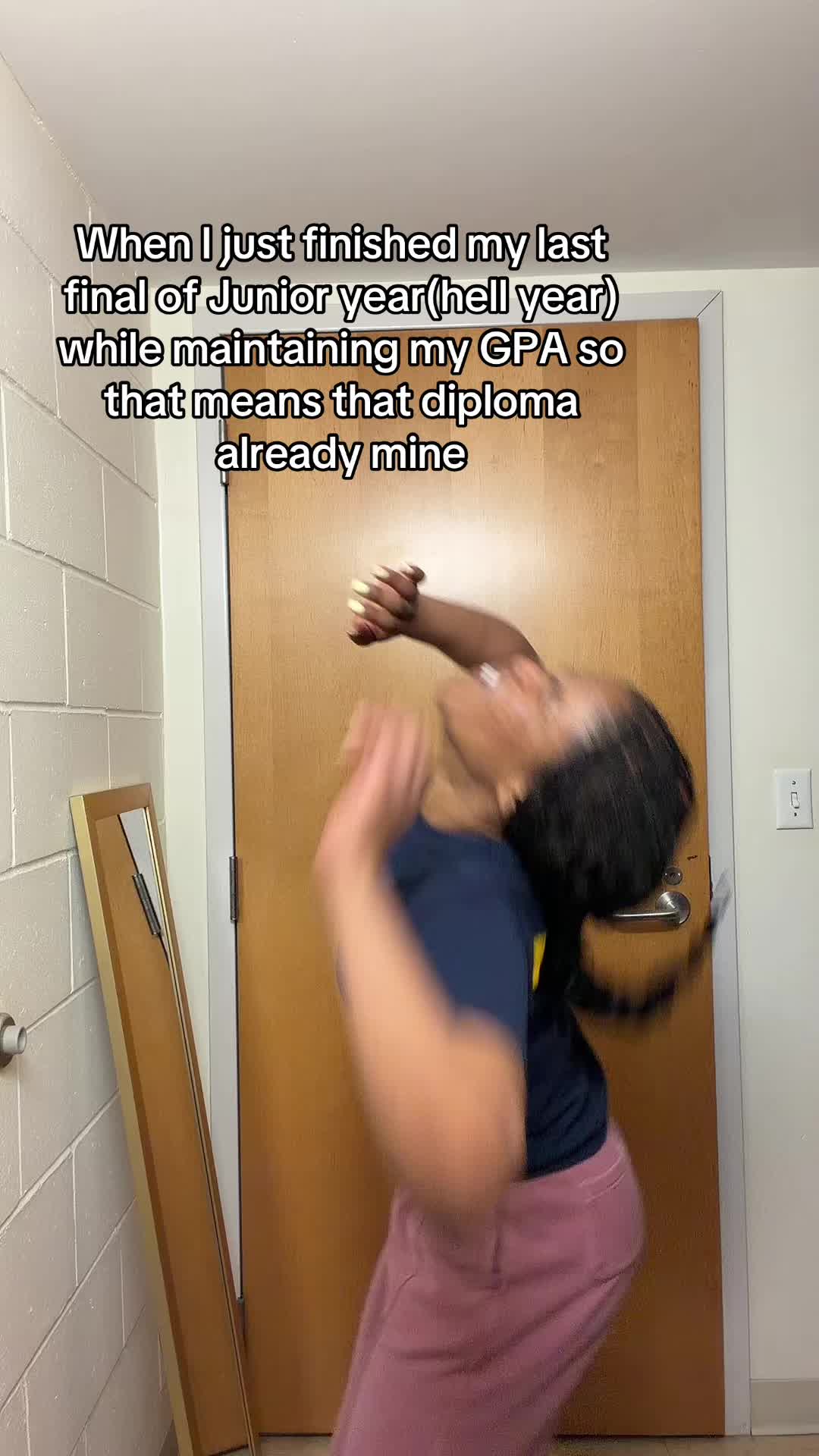 @•