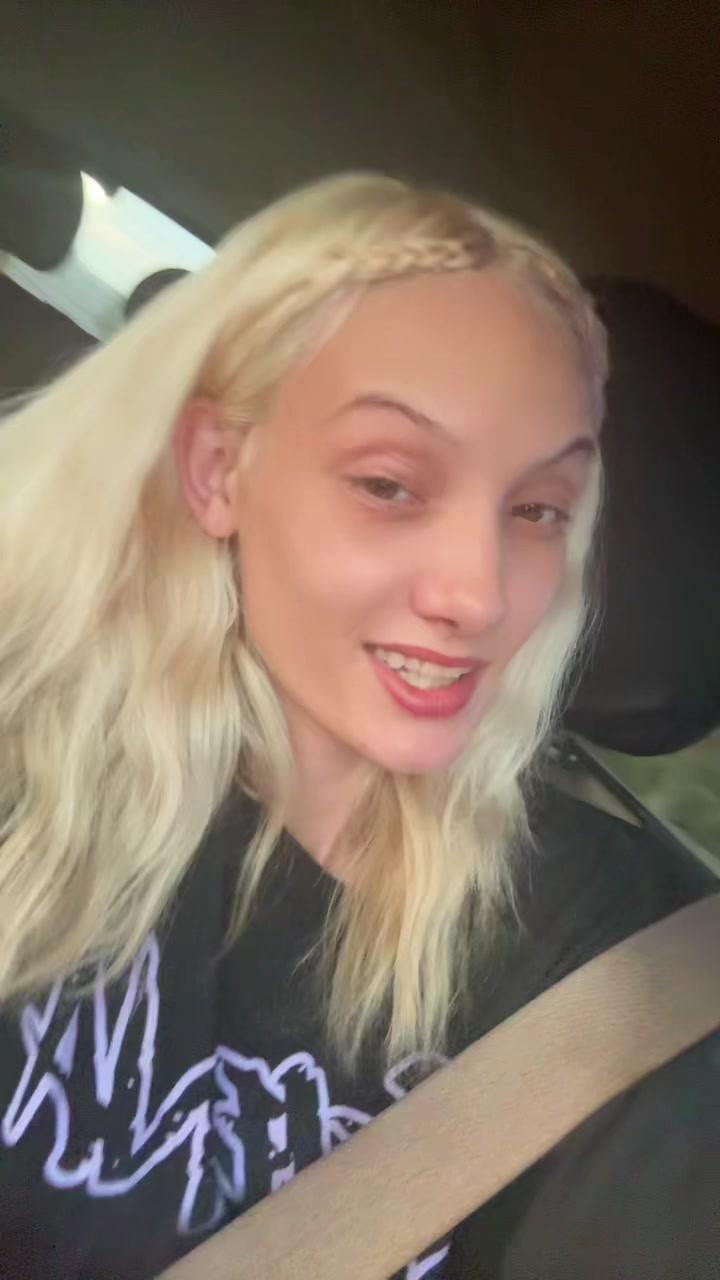 @hollywright23