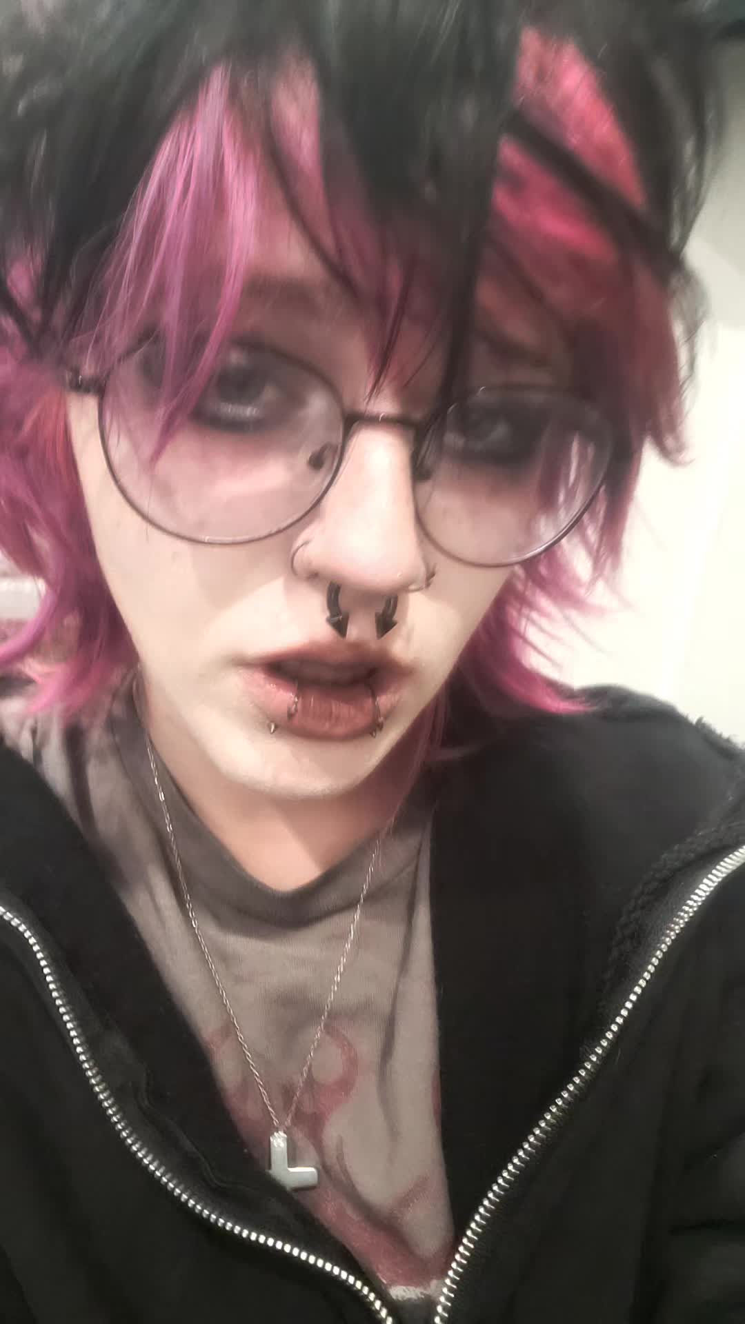 @💜Aaron🖤(he/him)