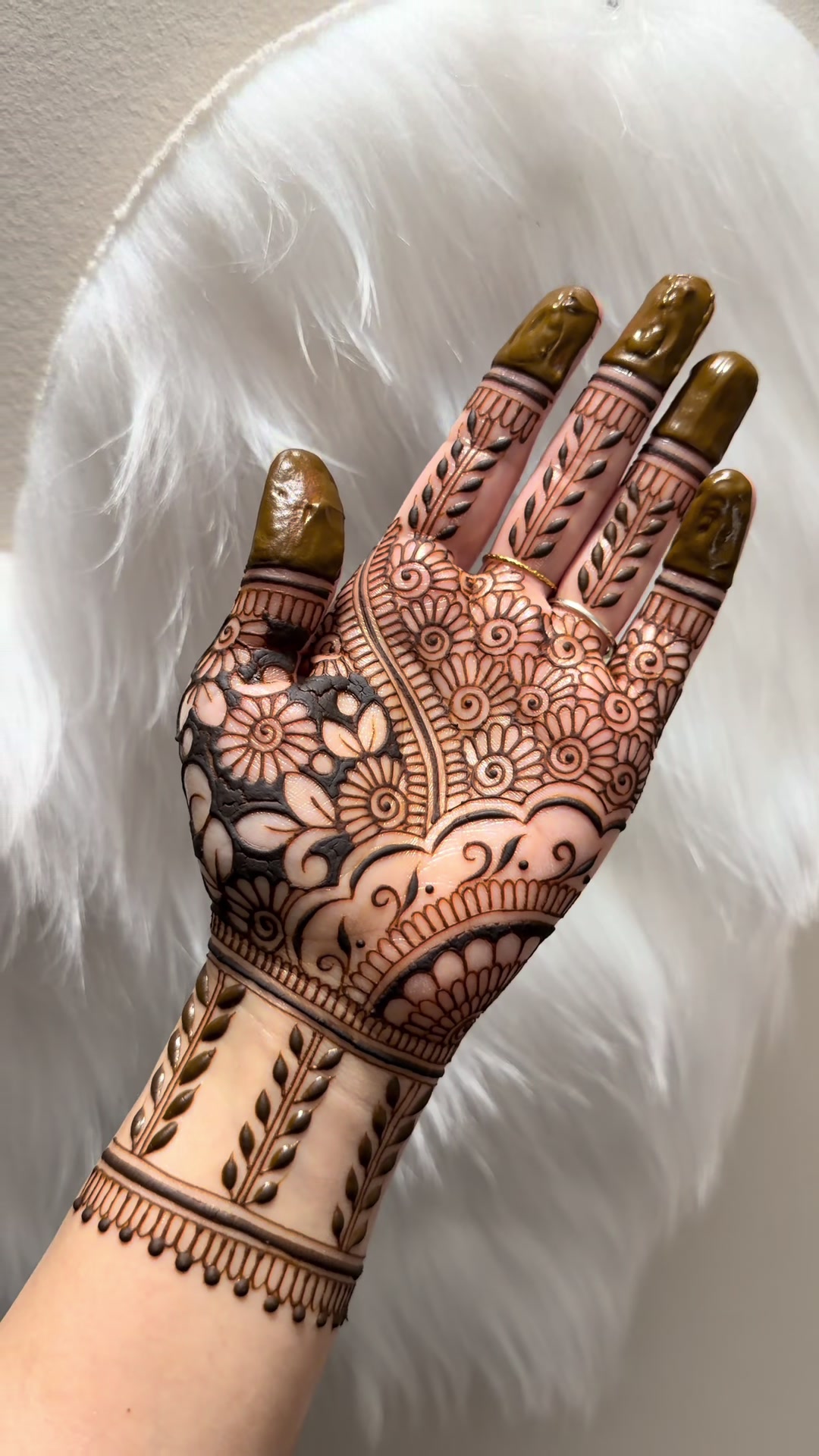 @charmsofmehandi