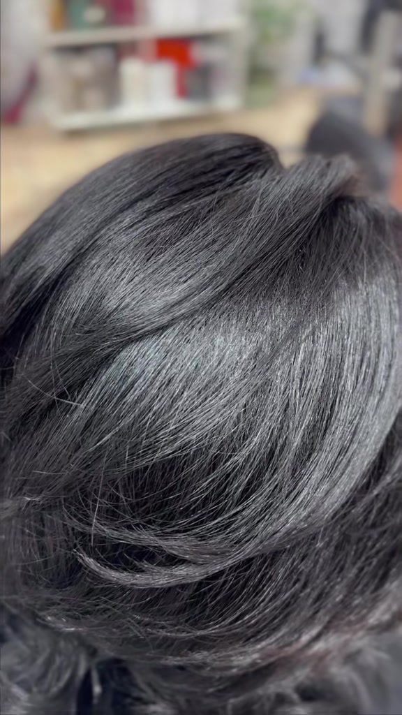 @lucysalon103