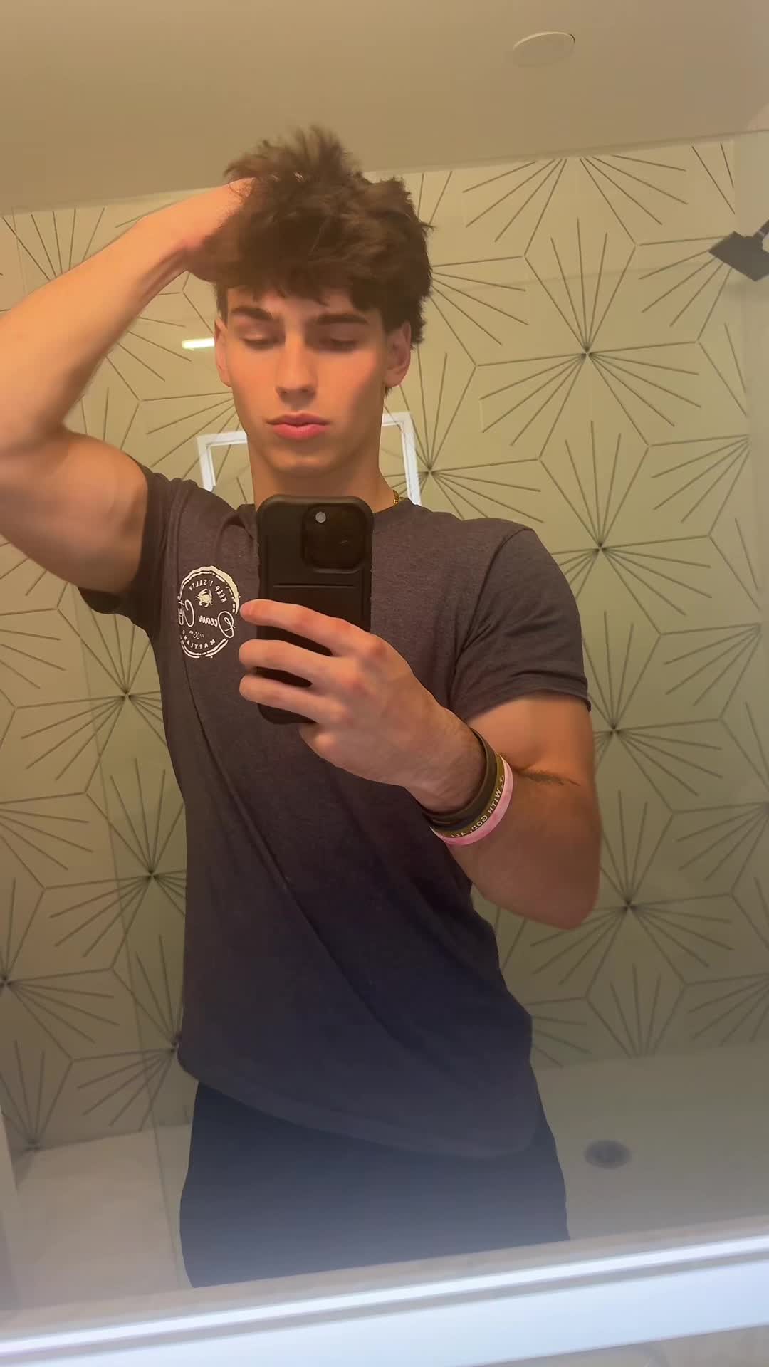 @AJ 🪿