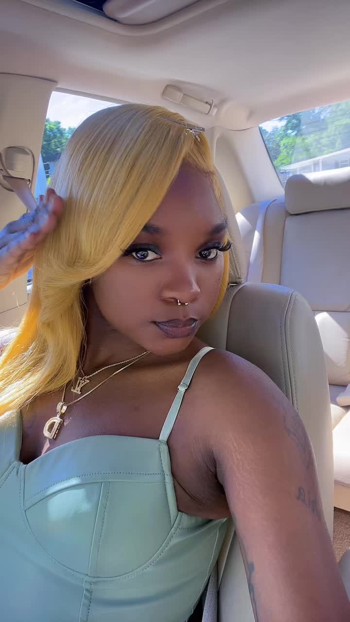 @QueenD🌈♉️