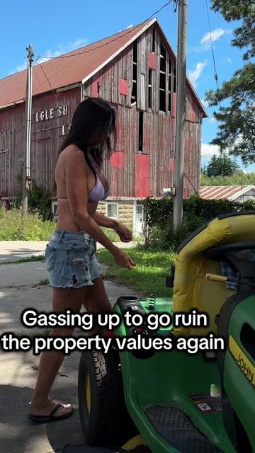 @Leone_The Bikini Farmer