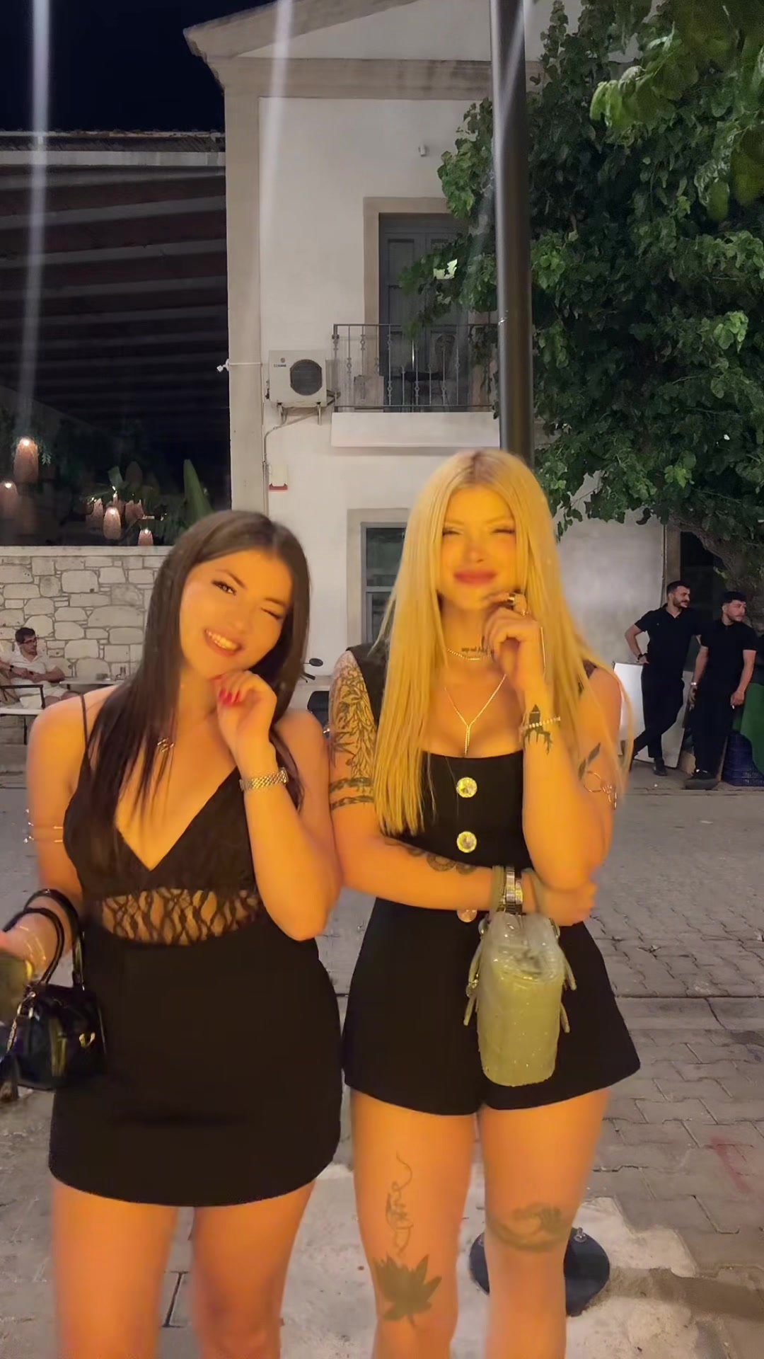 @Ayşeg&uuml;l