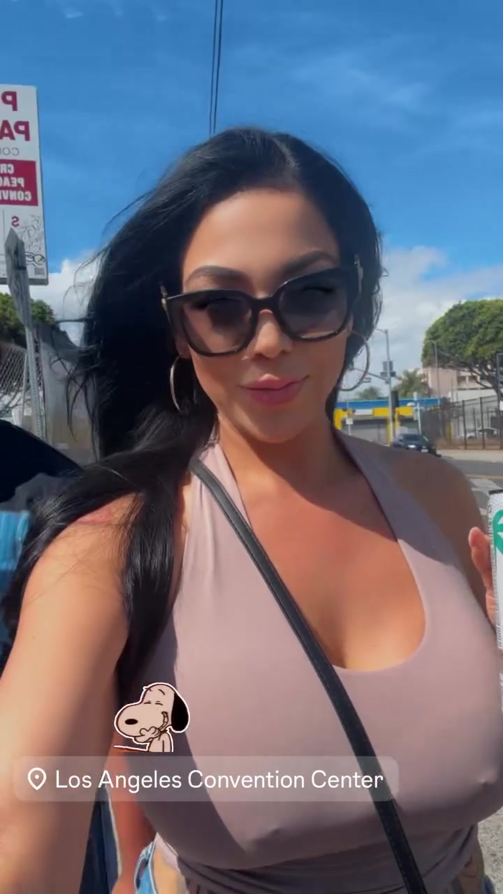 @Bella_B_