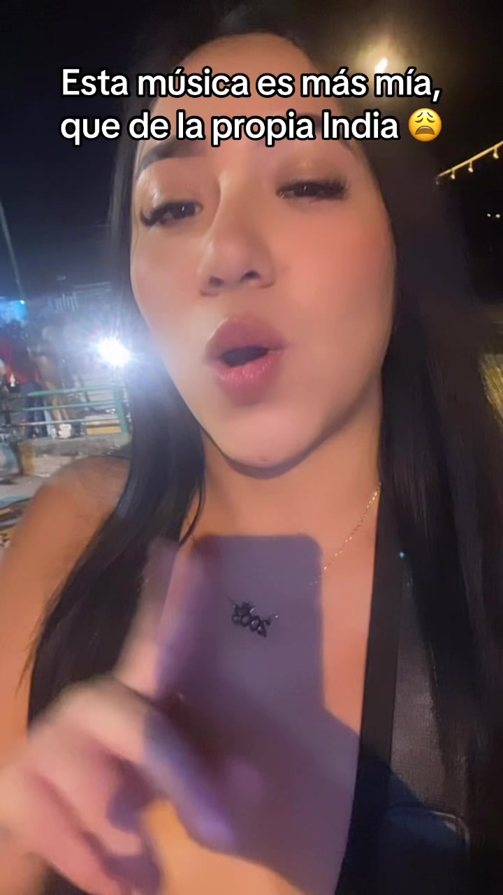 @👩🏻💋