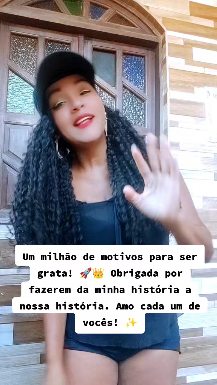 @Lucy a guria da blusa preta