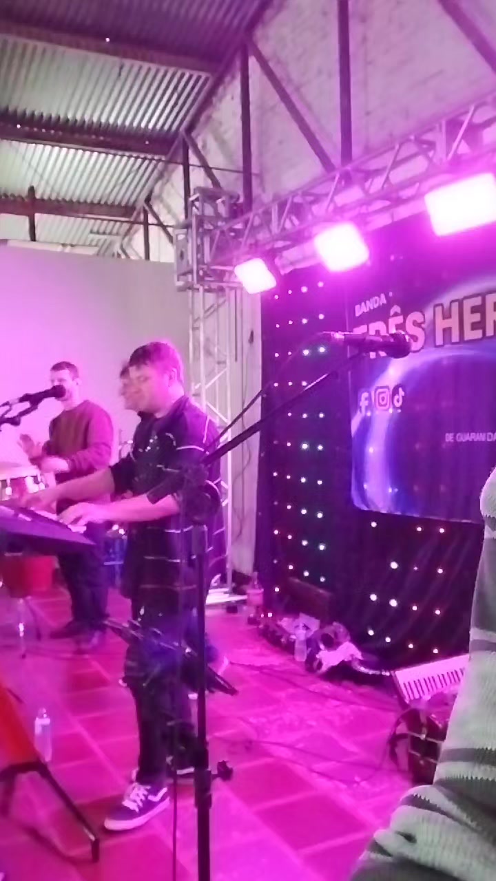 @Três Hermanos