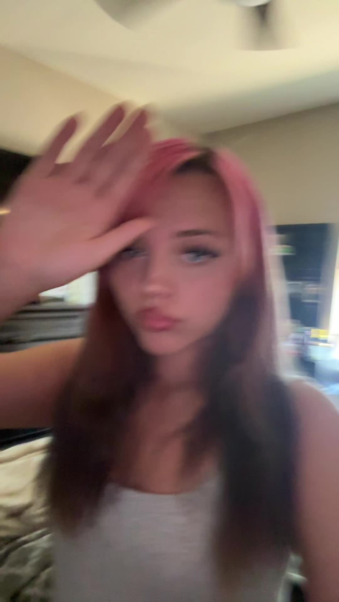 @:З