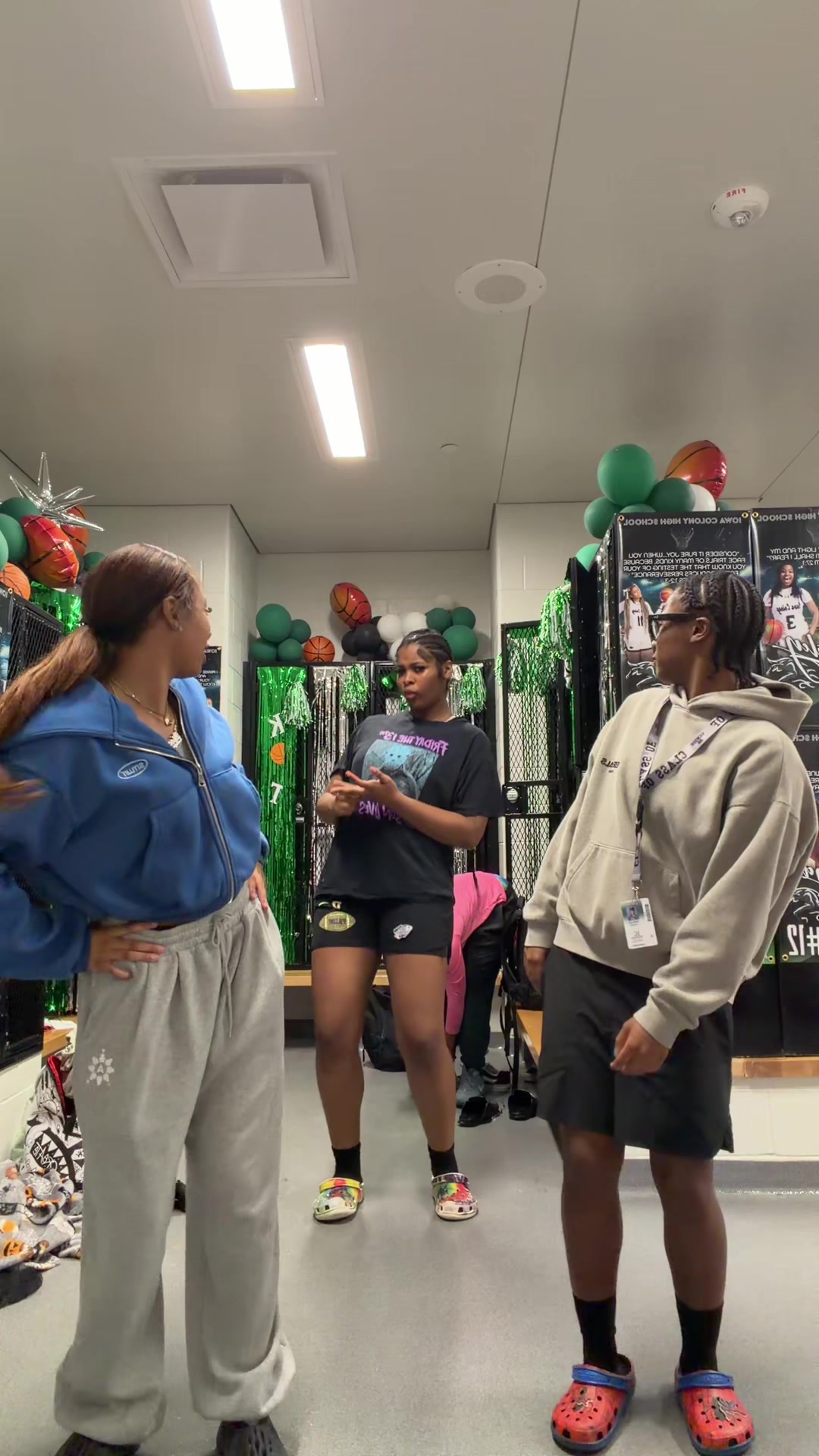 @🧍🏾♀️