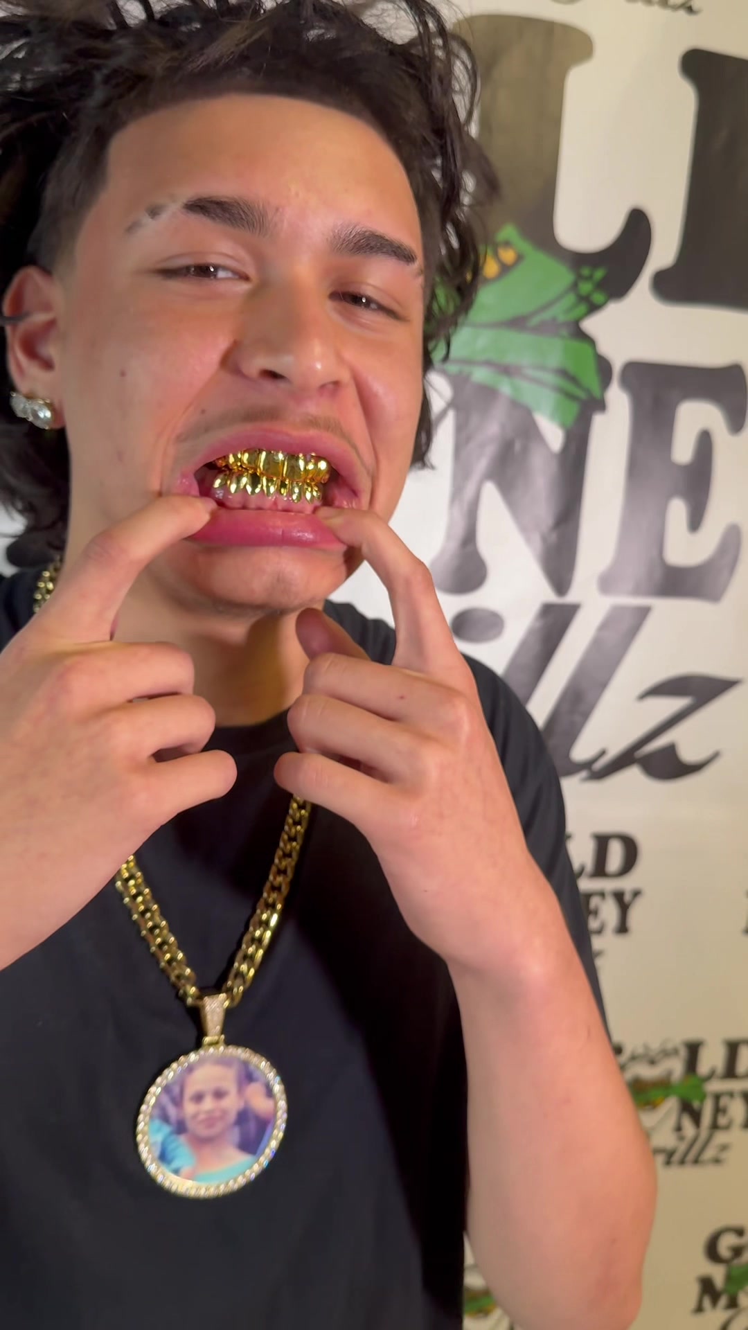 @GoldMoneyGrillz