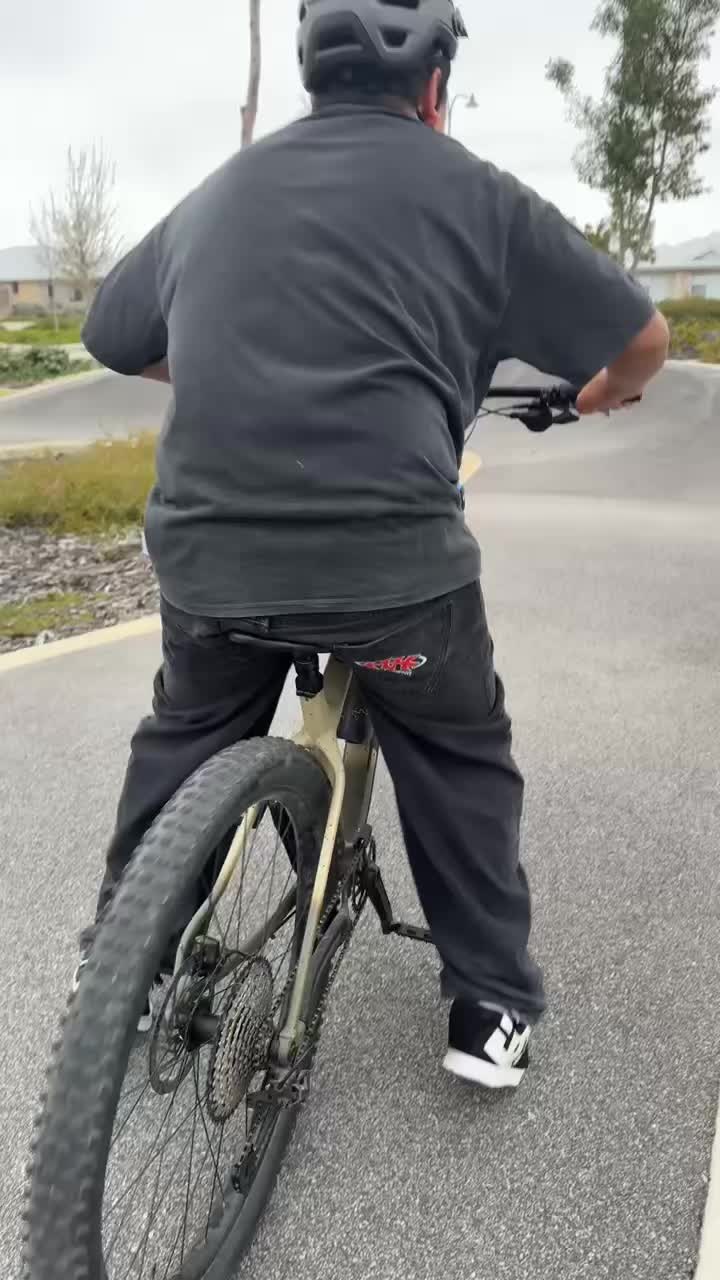 @thom_ass_acosta