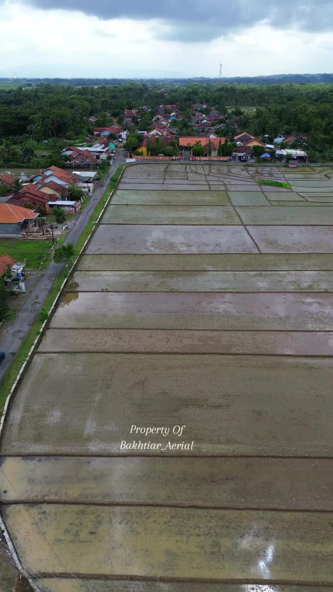 @Bakhtiar_Aerial/Warung_MbaTari