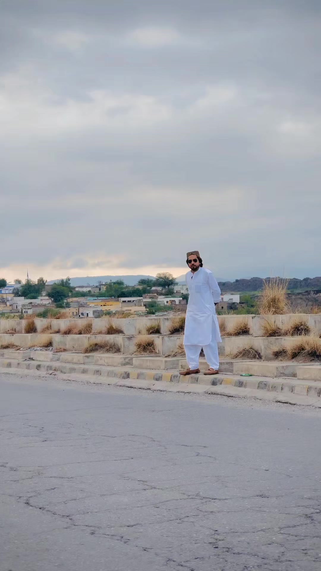 @HOZAIFA KHAN 😎