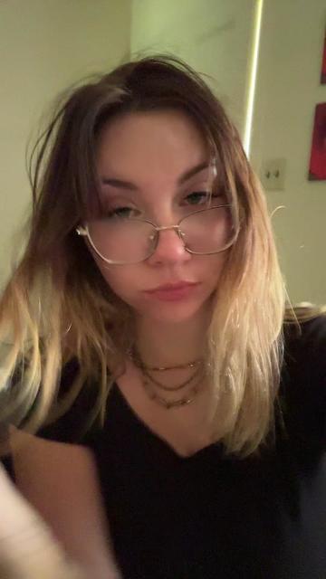 @Ari 🖤🐝