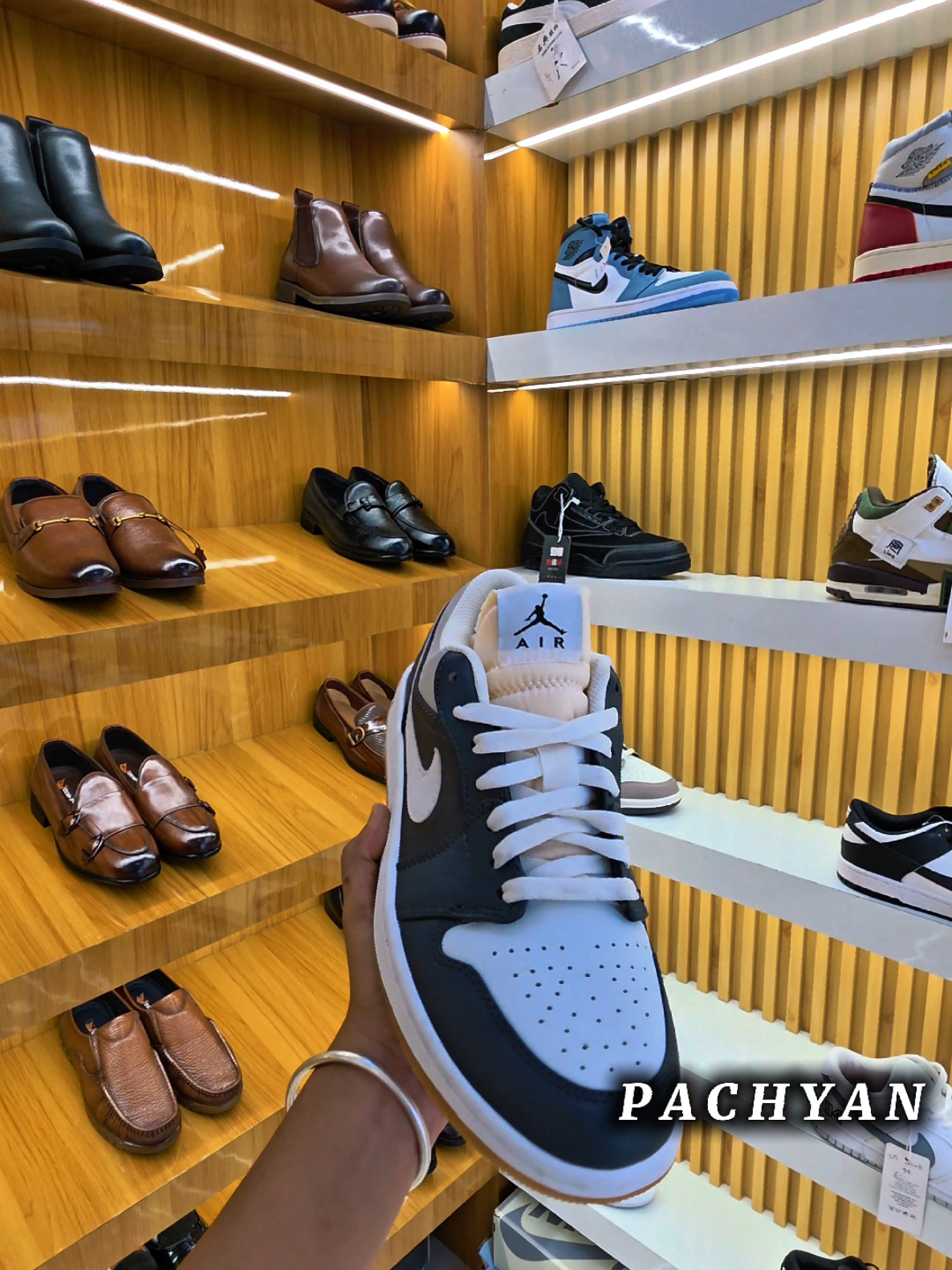 @पछ्याण wears