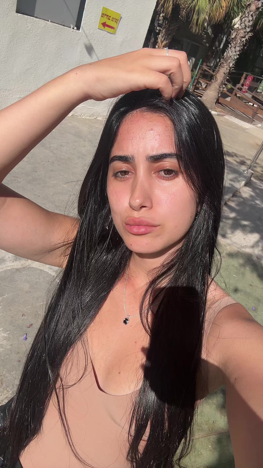 @R;)