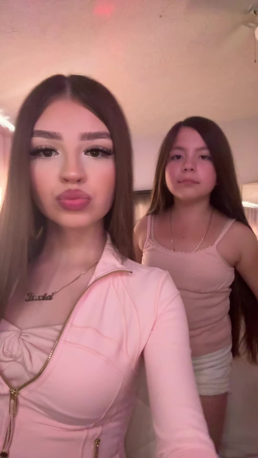 @Deliciaasisters