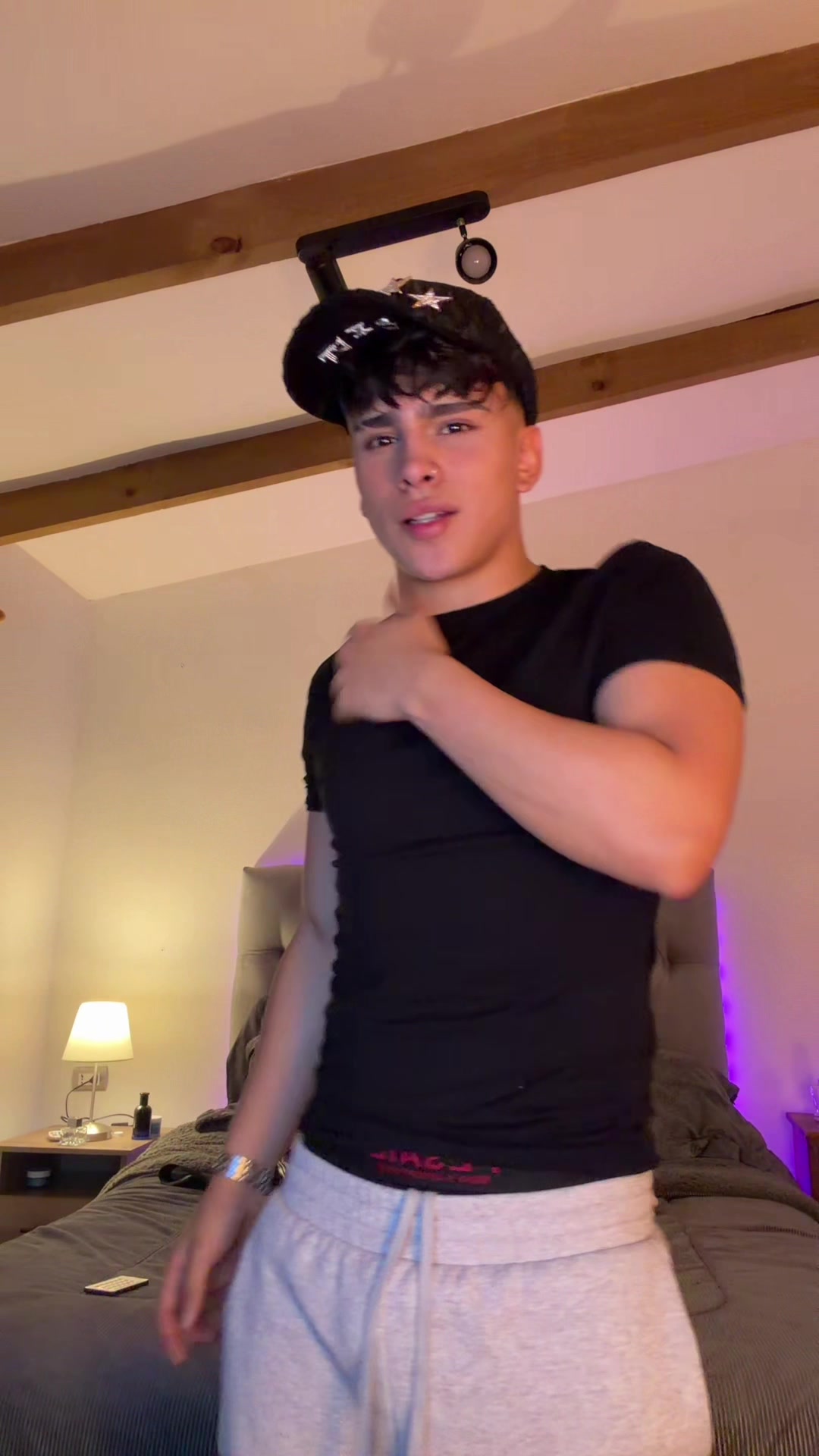 @aleeslr