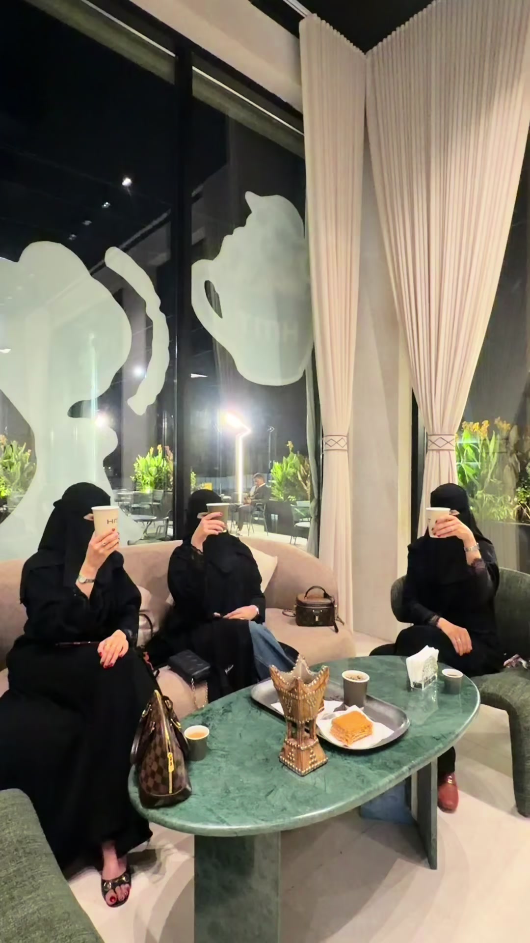 @منى العنزي