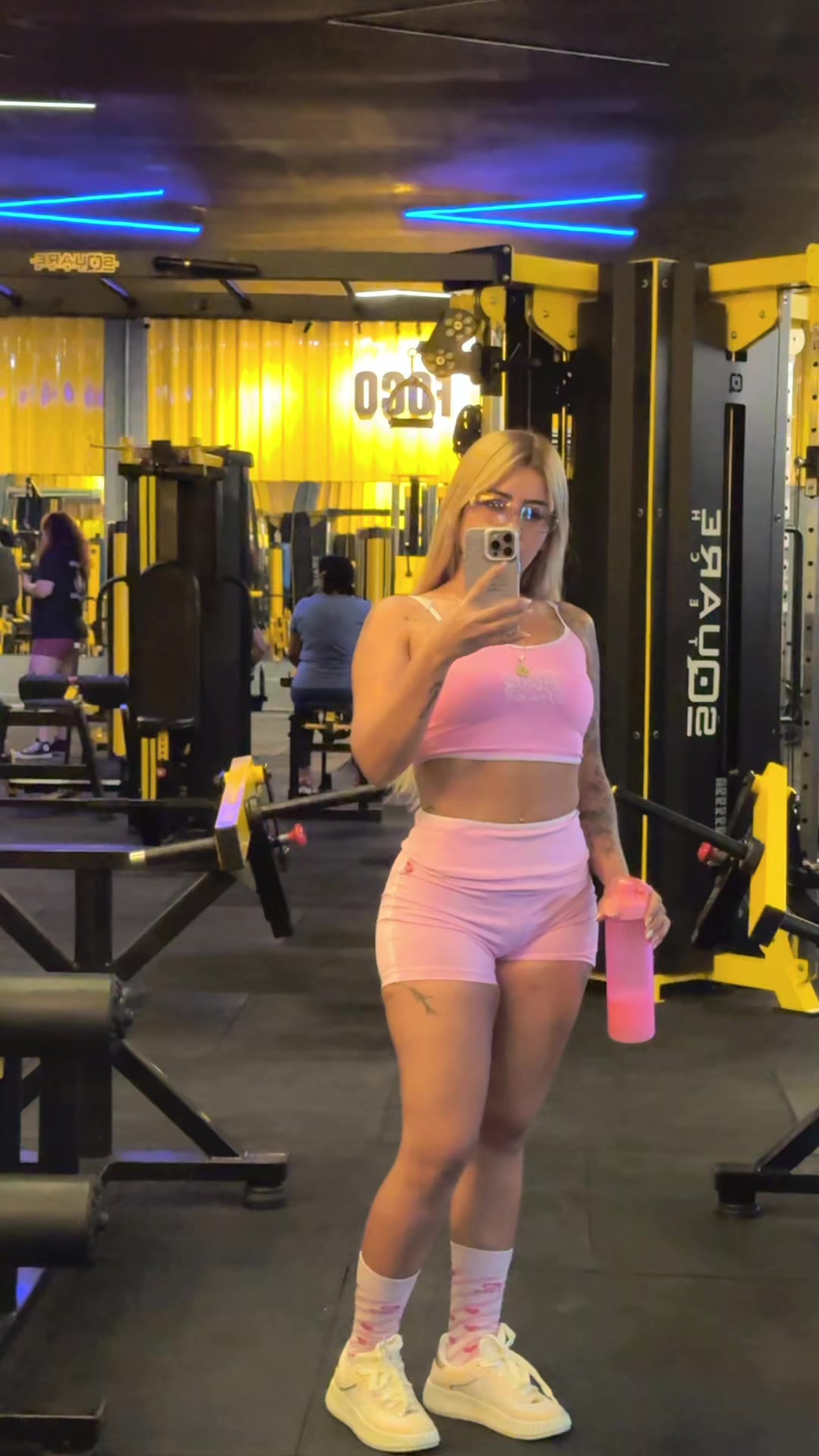 @Tha&iacute;s Priscila