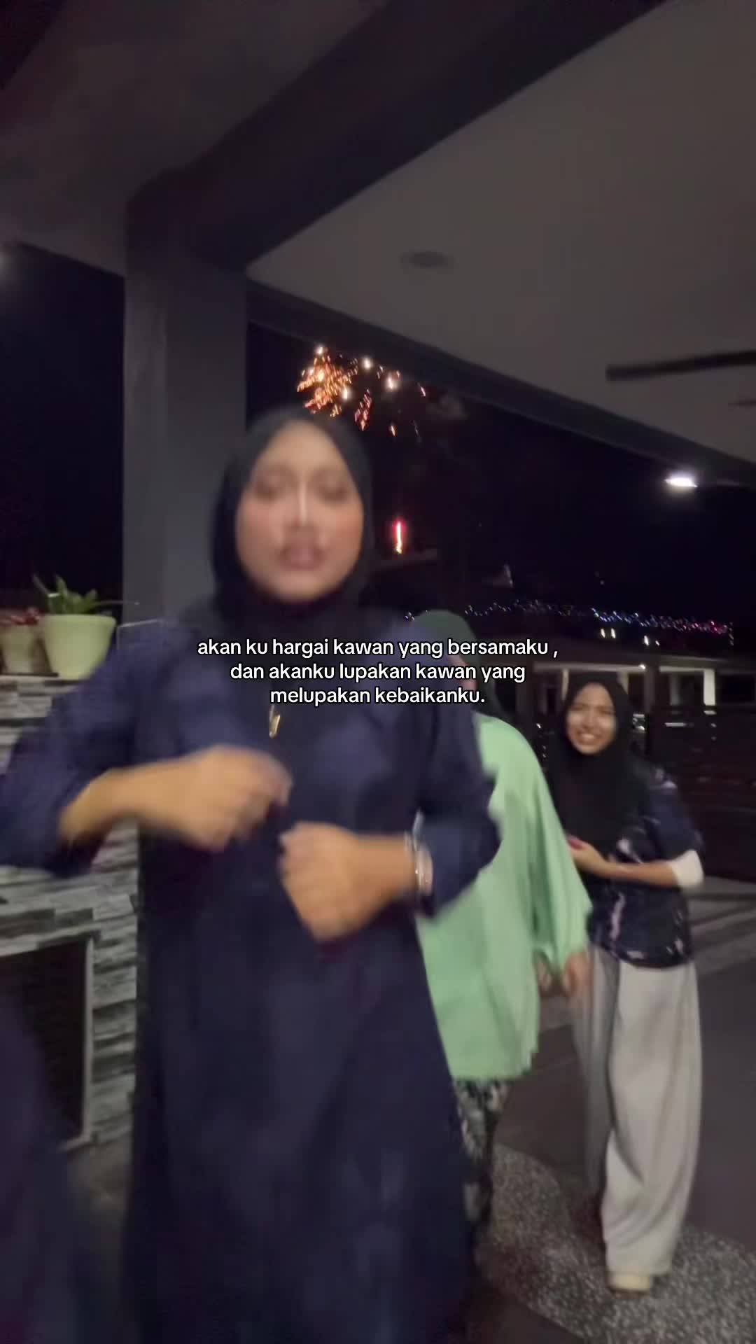 @Ę