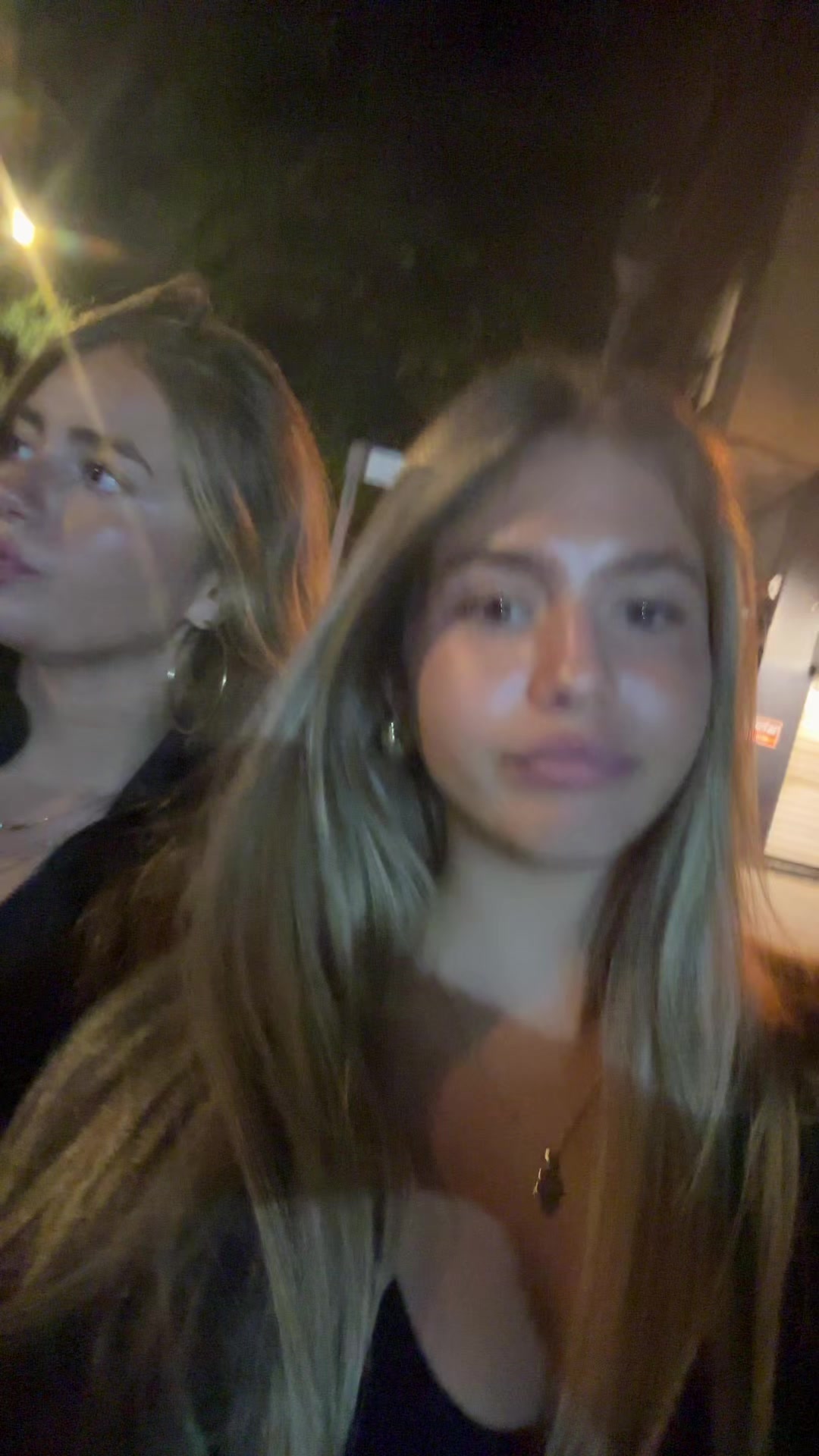 @3hotblondes_