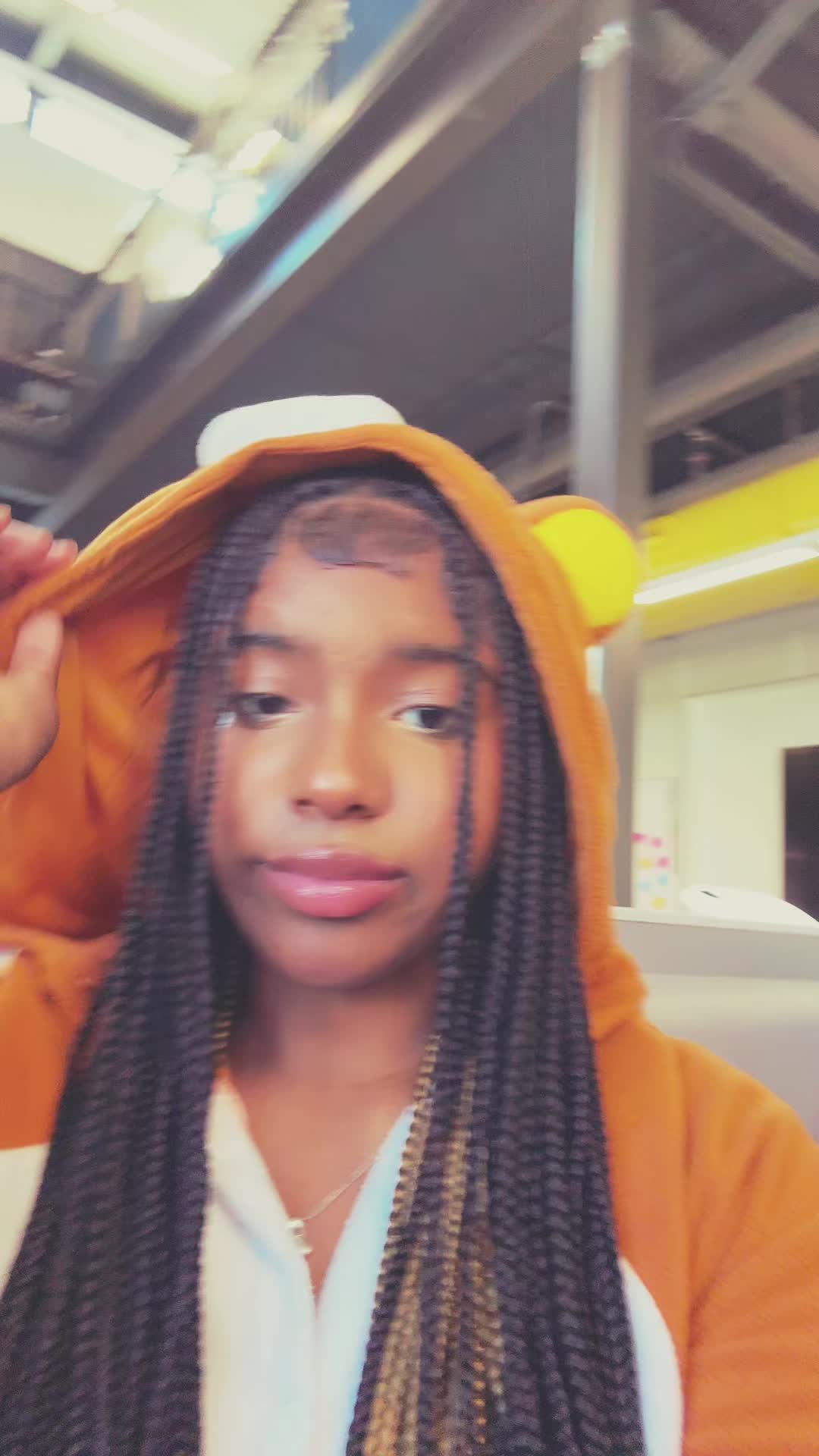 @>_<